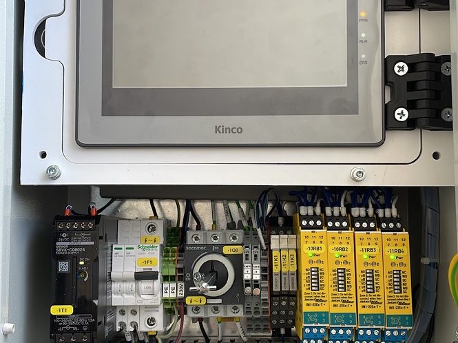 Kinco HMI és PLC alapú vezérlőszekrény