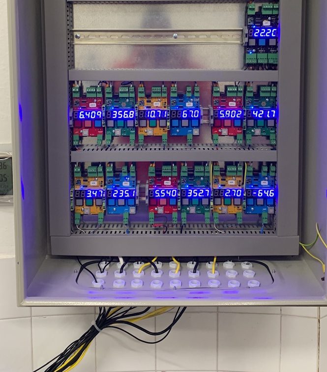 Többpontos mérésadatgyűjtő szekrény digitális kijelzős mérőkkel